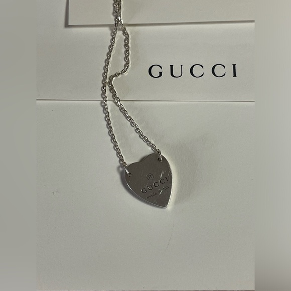 GUCCI Trademark Necklace with Heart Pendant - Picture 4 of 5